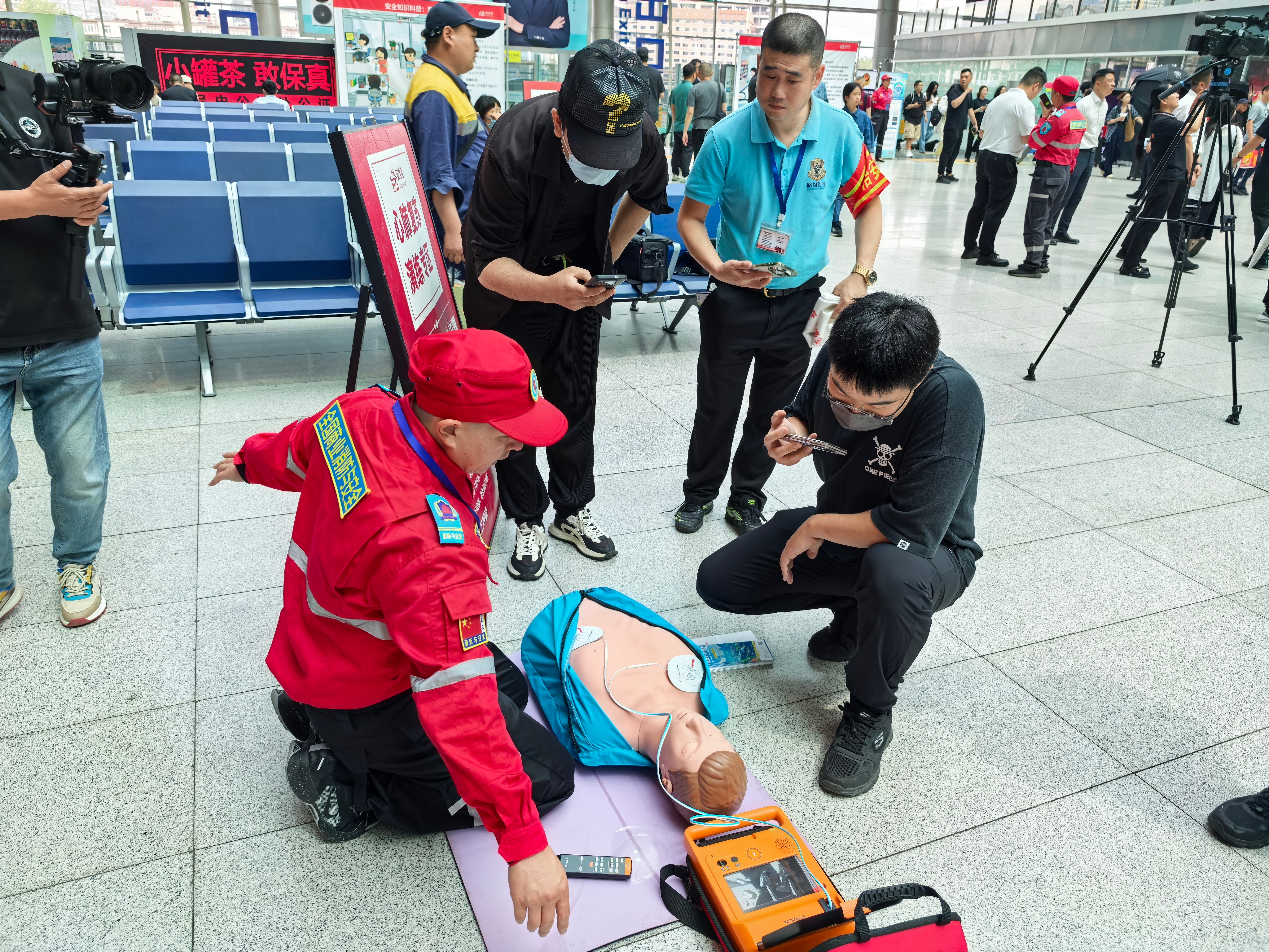 從南寧到北京：全國鐵路都在普及AED，只為讓你出行更安全…